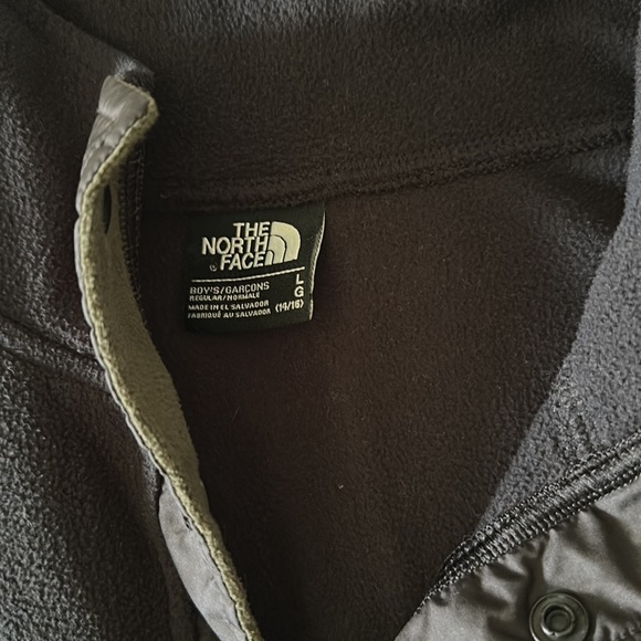 The North Face Boys Fleece quarter button up. - Picture 2 of 3